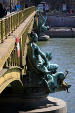Paris, Pont Mirabeau, sculpture allégorique de la Ville de Paris