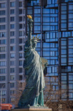 Paris, statue de la Liberté devant les tours du quartier Beaugrenelle