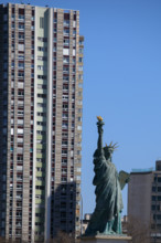 Paris, statue de la Liberté devant les tours du quartier Beaugrenelle