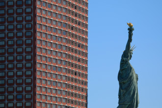 Paris, statue de la Liberté devant les tours du quartier Beaugrenelle