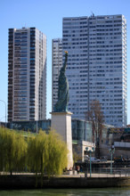 Paris, statue de la Liberté devant les tours du quartier Beaugrenelle