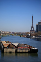 Paris, la Seine et la Tour Eiffel