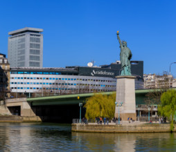 Paris, Maison de la Radio et statue de la Liberté