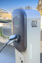 Paris, borne de chargement de voiture électrique