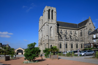 france, région Normandie, Orne, Flers, plavce de Dr Vayssières, église saint Germain,