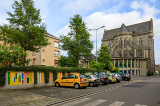 france, région Normandie, Orne, Flers, rue jules Gevelotn chevet de l'église saint germain, et