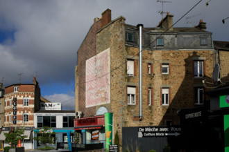 france, région Normandie, Orne, Flers, place du général Leclerc, salo,n de coiffure, de mecjhe avec