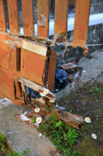 france, région Normandie, Orne, Flers, place saint Jean,barrière cassée , poubelle et marguerites,