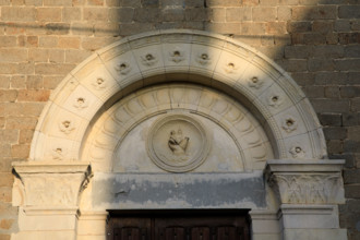 france, région Normandie, Orne, Flers,, église saint Jean, tympan de la porte latérale