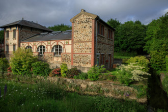 france, région Normandie, Orne, Flers, rue simmons, Bains douches numeriques, facade et jardin