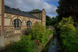 france, région Normandie, Orne, Flers, rue simmons, Bains douches numeriques, facade et jardin