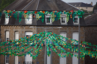 france, région Normandie, Orne, Flers, place du général Leclerc, decorations de l'été 2025