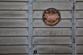 france, région Normandie, Orne, Flers, place delaunay, porte de garage avec mention sapeurs