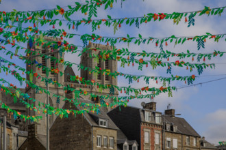 france, région Normandie, Orne, Flers, rue de Domfront, decoration de l'été, vue sur les tours de