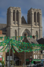 france, région Normandie, Orne, Flers, rue de Domfront, decoration de l'été, vue sur les tours de