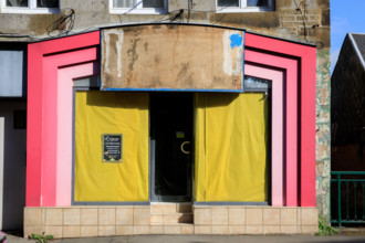 france, région Normandie, Orne, Flers, rue schnetz, facade de boutique très colorée,