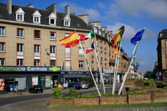 france, région Normandie, Orne, Flers, place du général de Gaulle, carefour giratoire avec