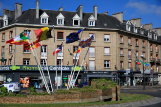 france, région Normandie, Orne, Flers, place du général de Gaulle, carefour giratoire avec