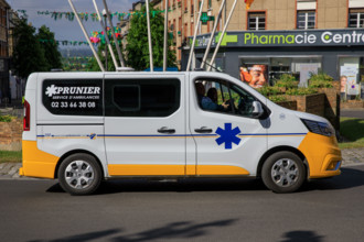 france, région Normandie, Orne, Flers, place du général de Gaulle, carefour giratoire avec