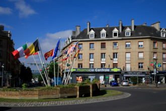 france, région Normandie, Orne, Flers, place du général de Gaulle, carefour giratoire avec