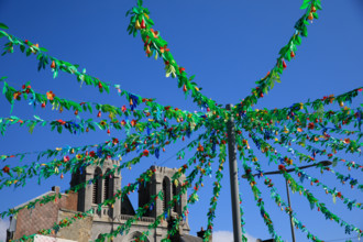 france, région Normandie, Orne, Flers, rue de Domfront, decoration de l'été, vue sur les tours de