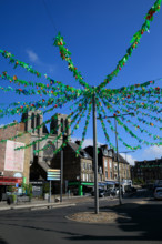 france, région Normandie, Orne, Flers, rue de Domfront, decoration de l'été, vue sur les tours de