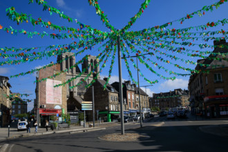 france, région Normandie, Orne, Flers, rue de Domfront, decoration de l'été, vue sur les tours de
