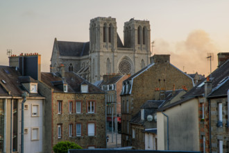 france, région Normandie, Orne, Flers,église saint Germain, vue au dessus des toits,  depuis la rue