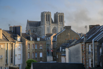 france, région Normandie, Orne, Flers,église saint Germain, vue au dessus des toits,  depuis la rue