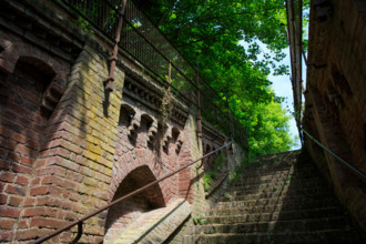 france, région Hauts de france, Somme, Ault, porte du moulinet et escaliers vers les hauteurs de la