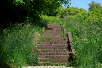 france, région Hauts de france, Somme, Ault, porte du moulinet et escaliers vers les hauteurs de la
