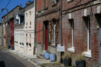 france, région Hauts de france, Somme, Ault, rue des fonts benits, facades