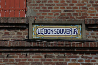 france, région Hauts de france, Somme, Ault, rue des fonts benits, facades