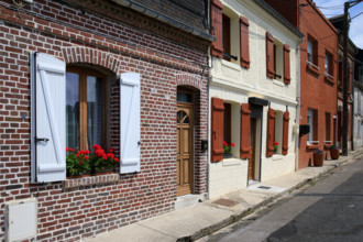 france, région Hauts de france, Somme, Ault, rue des fonts benits, facades