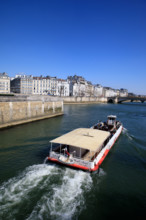 Paris, péniche sur la Seine