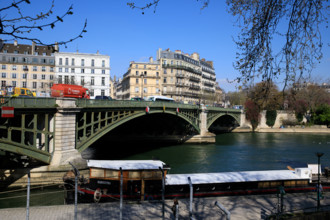 Paris, quai Saint-Bernard