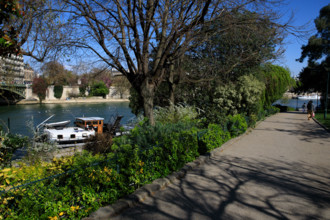 Paris, quai Saint-Bernard