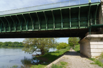 france, région centre, Loiret, Briare, pont canal de Birare, pont-canal portant le canal latéral à