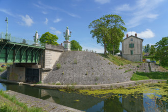 france, région centre, Loiret, Briare, pont canal de Birare, pont-canal portant le canal latéral à