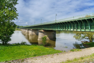 france, région centre, Loiret, Briare, pont canal de Birare, pont-canal portant le canal latéral à