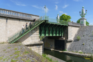 france, région centre, Loiret, Briare, pont canal de Birare, pont-canal portant le canal latéral à