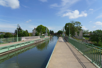 france, région centre, Loiret, Briare, pont canal de Birare, pont-canal portant le canal latéral à