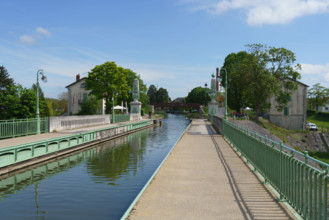 france, région centre, Loiret, Briare, pont canal de Birare, pont-canal portant le canal latéral à