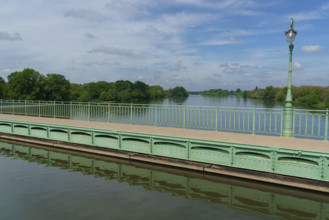 france, région centre, Loiret, Briare, pont canal de Birare, pont-canal portant le canal latéral à