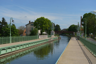 france, région centre, Loiret, Briare, pont canal de Birare, pont-canal portant le canal latéral à
