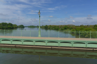 france, région centre, Loiret, Briare, pont canal de Birare, pont-canal portant le canal latéral à