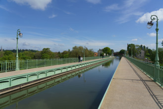 france, région centre, Loiret, Briare, pont canal de Birare, pont-canal portant le canal latéral à