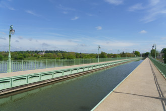 france, région centre, Loiret, Briare, pont canal de Birare, pont-canal portant le canal latéral à