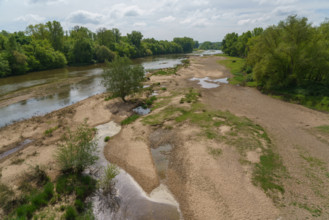 france, région centre, Loiret, Briare, la Loire aux abords du pont canal,