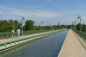 france, région centre, Loiret, Briare, pont canal de Birare, pont-canal portant le canal latéral à